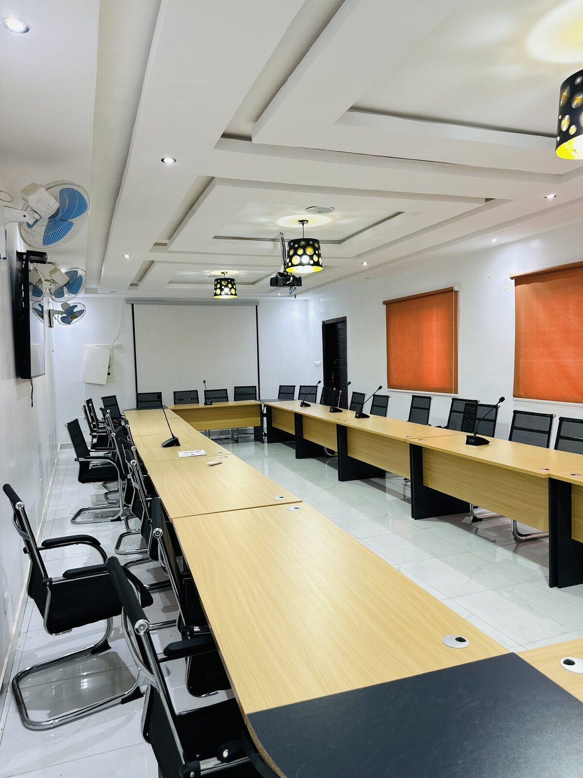 Salle de conférence, deuxième angle