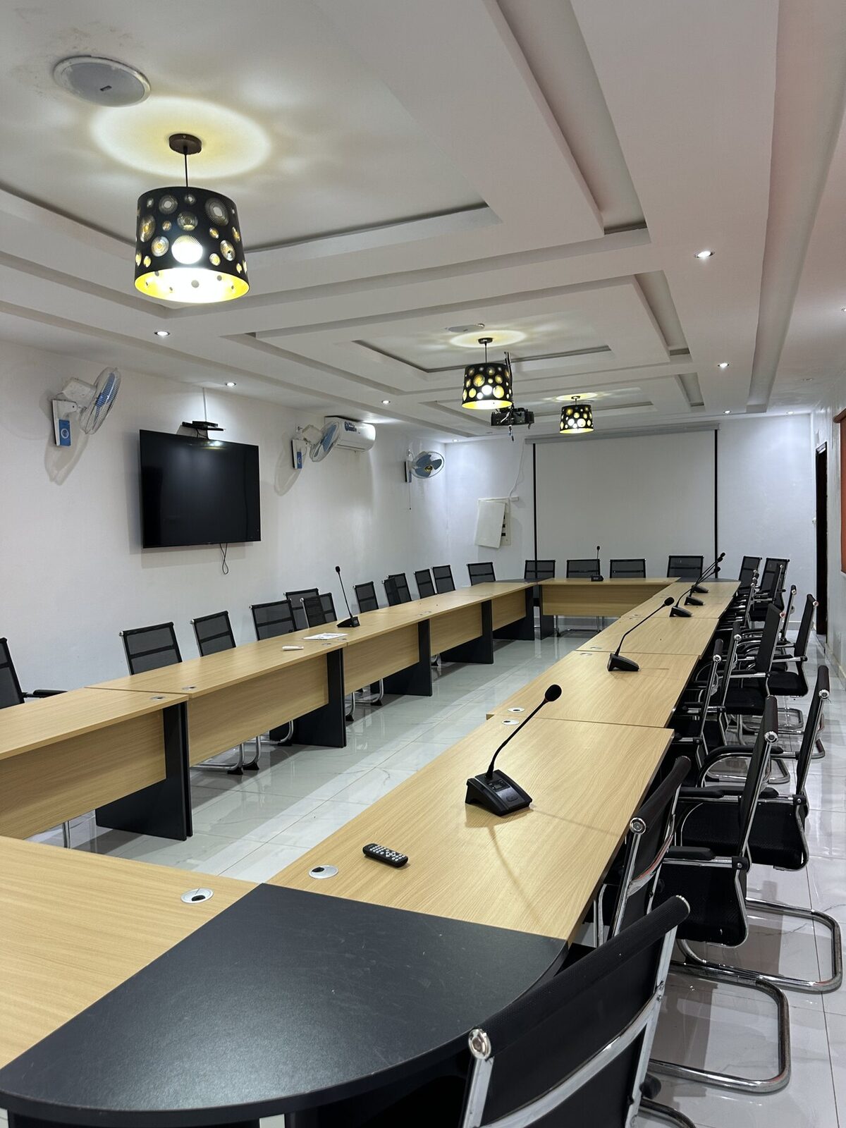 Salle de conférence équipée du complexe