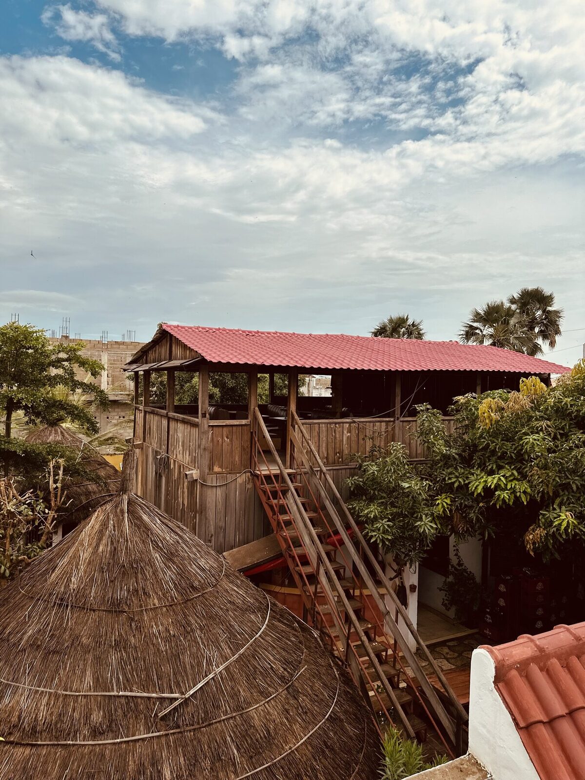 Lounge en hauteur au toit rouge