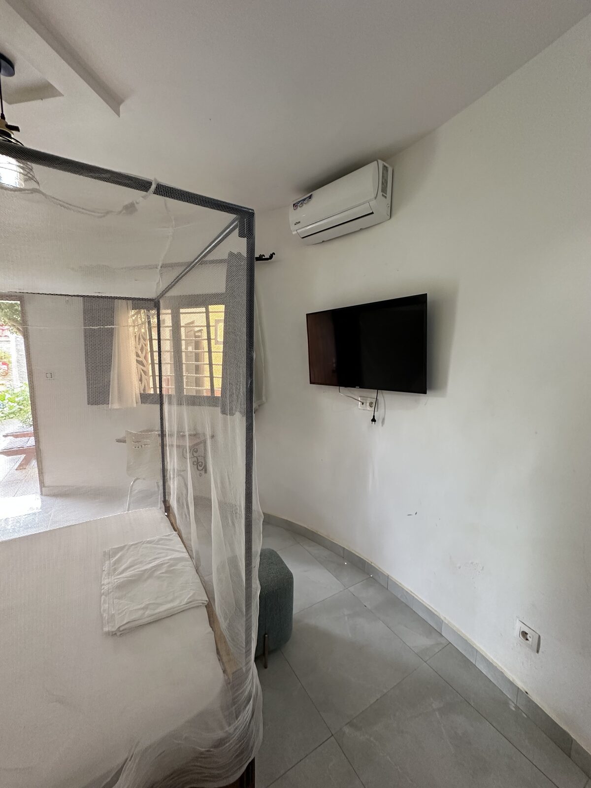 Chambre Simple, vue sur la télévision et la climatisation
