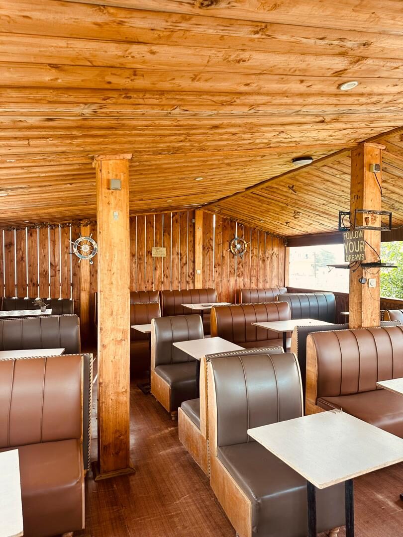La terrasse en bois à l'étage, ambiance marine