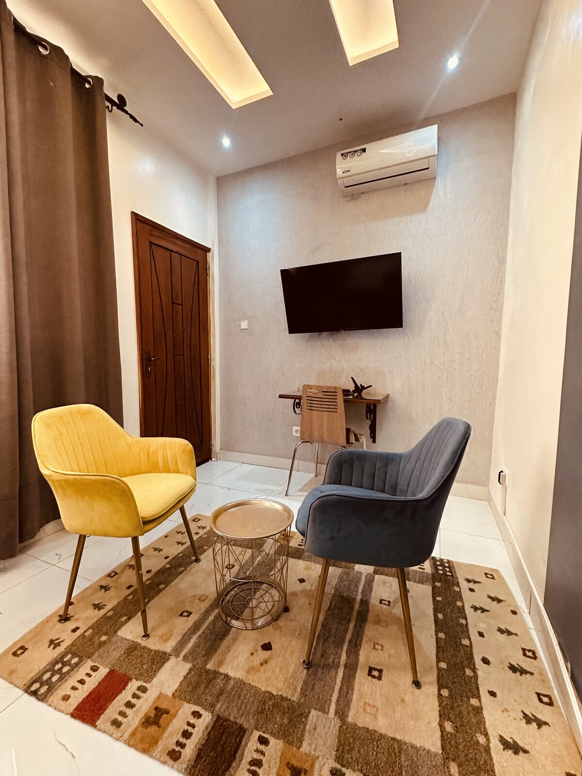 Salon de la Chambre VIP, fauteuils jaune et gris